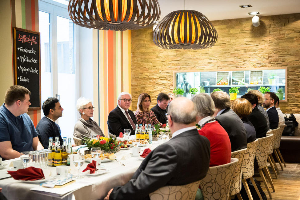 Der Bundespräsident im Gespräch mit Bürgerinnen und Bürgern an der Kaffeetafel im Café Central in Leipzig